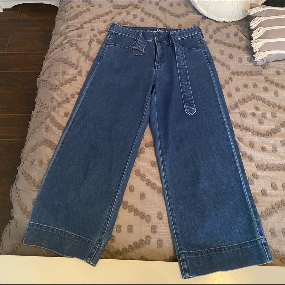 Universal threat size 2 wide leg high rise jeans capri